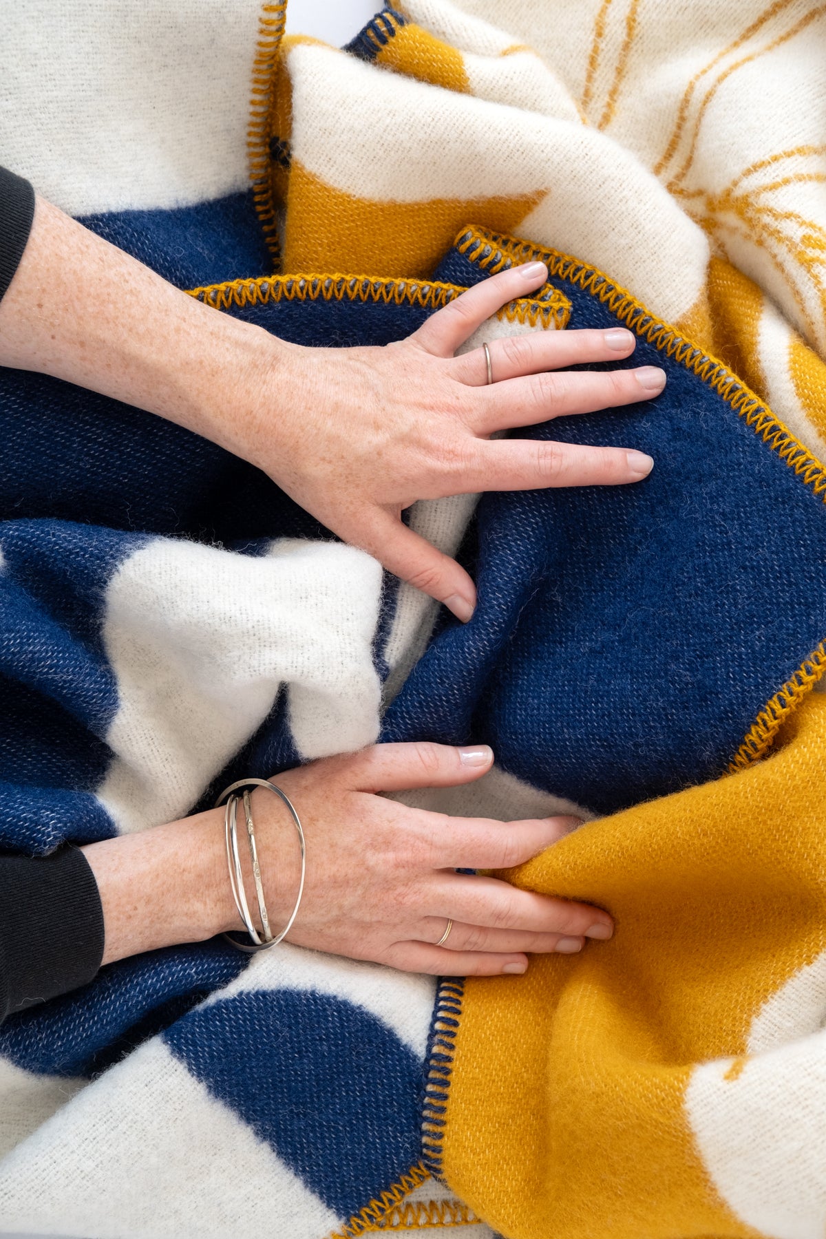 Deko Wool Blanket: Navy